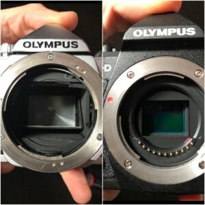 Díptico que muestra el espejo de la cámara réflex Olympus OM-1 (izquierda).  A la derecha, no hay espejo, el interior de la moderna cámara sin espejo Olympus OM-D EM-5 Mk ii