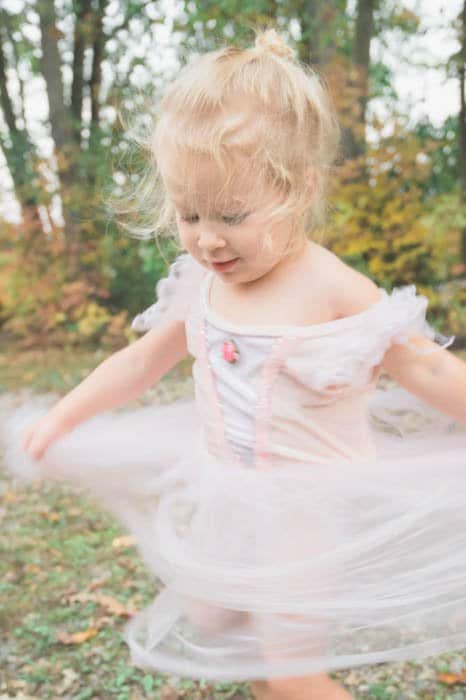 Fotografía artística de desenfoque de movimiento de una niña en un tutú girando