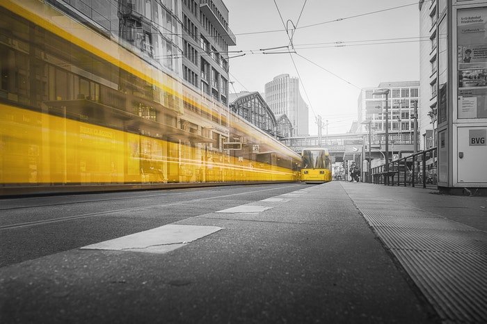 Un tranvía amarillo con desenfoque de movimiento