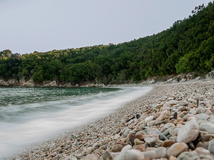 Olas rompiendo en la orilla de la playa de Avlaki (Kerkyra, Grecia), utilizando el desenfoque de movimiento en las olas