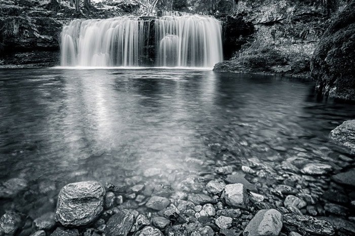 Desenfoque de movimiento sedoso en el agua de la cascada de Ferrera, Italia