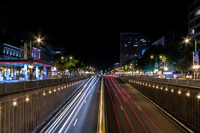 Transmisión de estelas de luz de coche en Boulevard de Waterloo por la noche (Bruselas, Bélgica), fotografía de desenfoque de movimiento