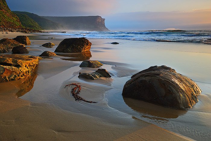 Un impresionante paisaje marino de playa tomado con luz natural lateral