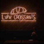 Una foto de un letrero de neón para croissants - fotografía con luz de neón