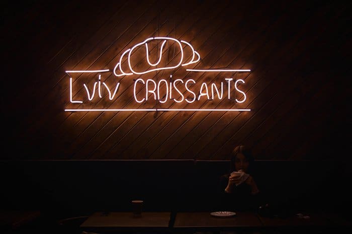 Una foto de un letrero de neón para croissants - fotografía con luz de neón