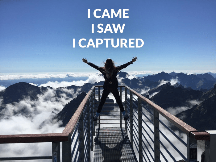 Foto de una persona en la cima de una montaña superpuesta con un juego de palabras fotográfico
