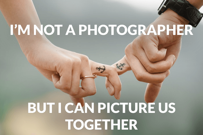 Broma de fotografía sobre una foto de una pareja juntando los dedos
