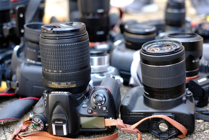 Una gama de cámaras DSLR y lentes para tomar fotografías de ballenas