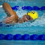 Una toma de acción de una nadadora: cómo tomar fotografías nadando