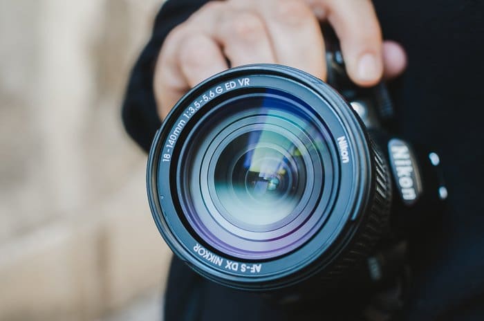 Detalles de la lente en una cámara Nikon
