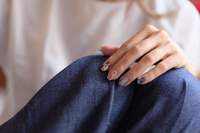 genial fotografía de uñas de las manos de una modelo femenina resaltando el arte de las uñas